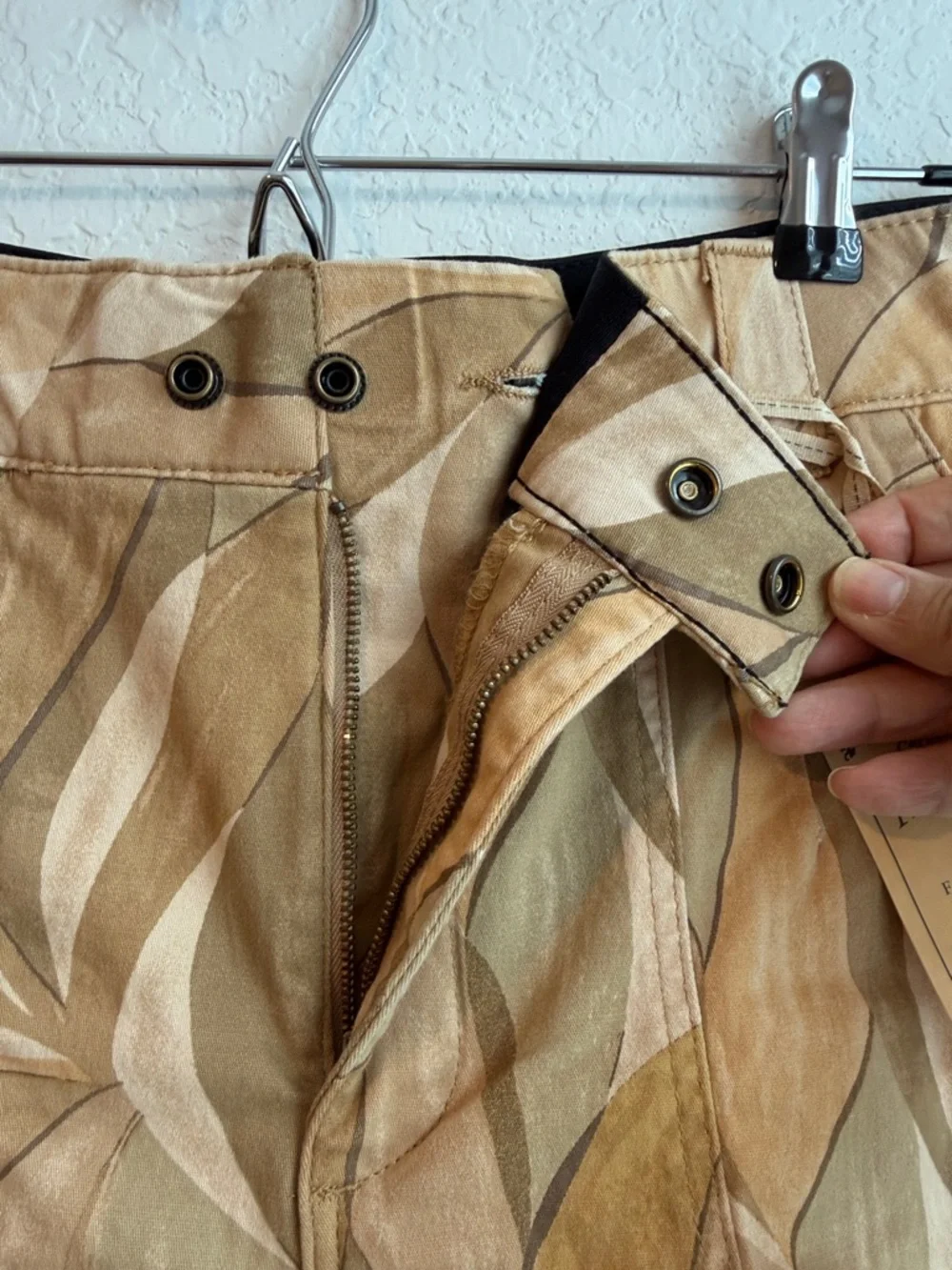 Democracy Leaf-Print Cotton Cargo Roll-Cuff Shorts - Picture 4 of 9